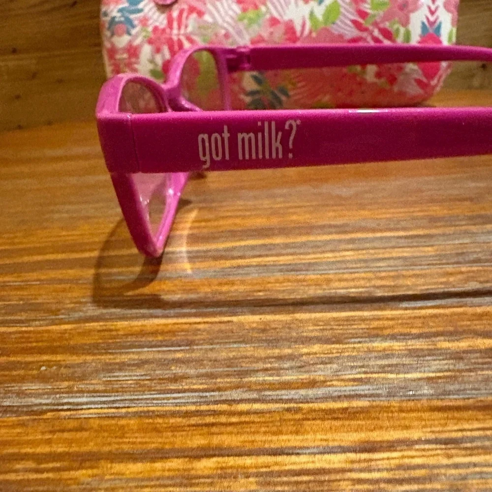 Tommy Bahama Kids eye/sun glasses case with “got milk” eyeglasses